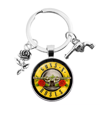 Ключодържател Guns N’ Roses – рок дизайн с роза и пистолет