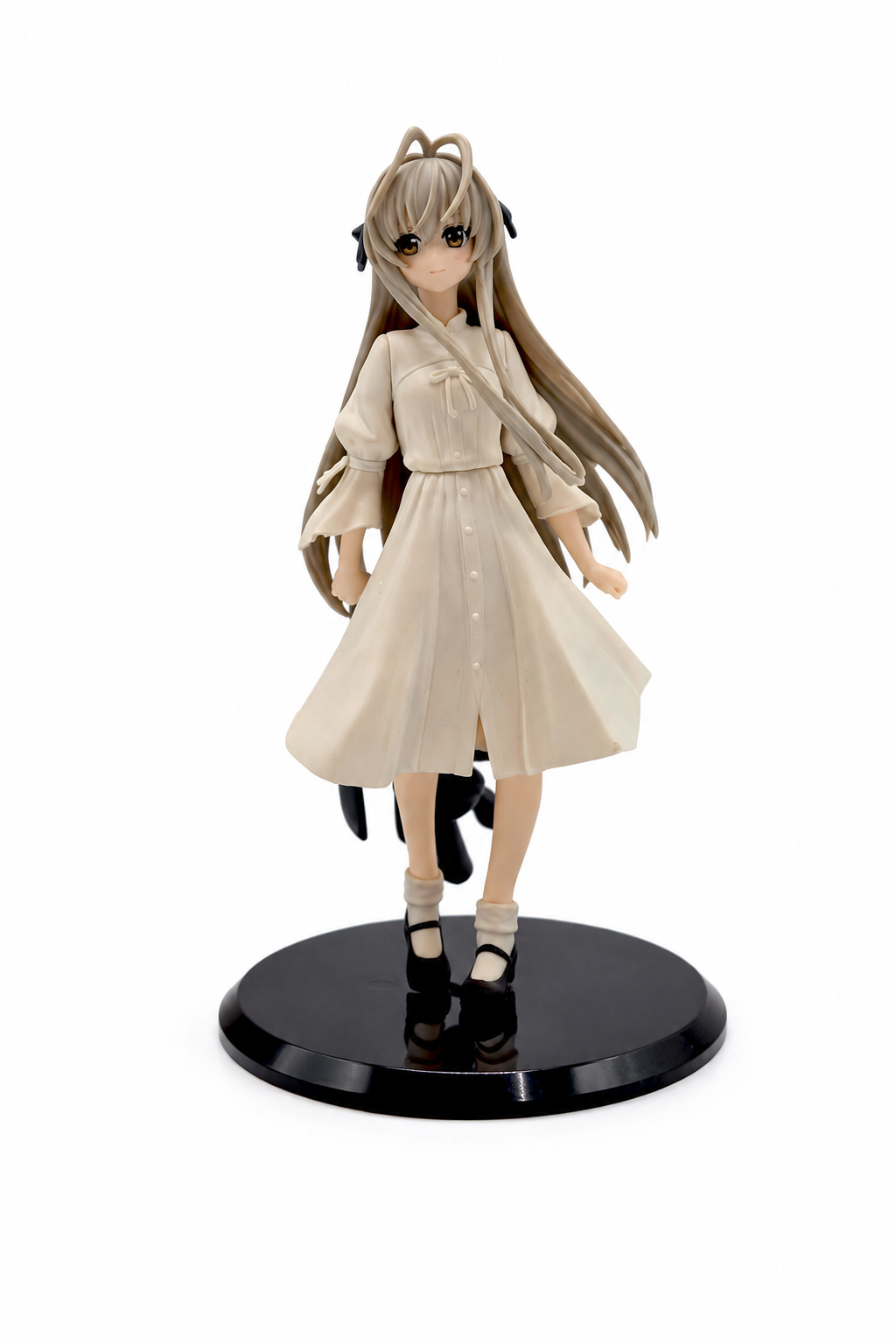 Аниме фигура Sora Kasugano от Yosuga no Sora със светла рокля и черна поставка
