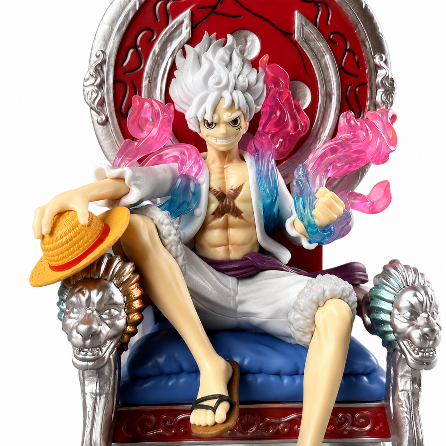 Аниме фигура Luffy Gear 5 на трон от One Piece – близък преден изглед
