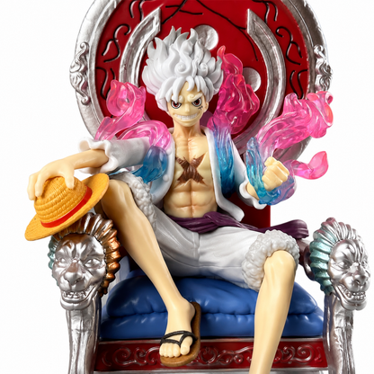 Аниме фигура Luffy Gear 5 на трон от One Piece – близък преден изглед