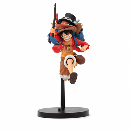 Аниме фигура Monkey D. Luffy с голяма раница и шапките на Luffy, Ace и Sabo от One Piece – преден изглед