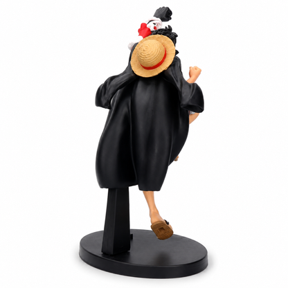 Аниме фигура Monkey D. Luffy с черна наметка и сламена шапка от One Piece – заден изглед