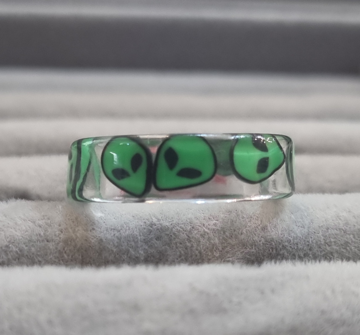 Пръстен с извънземни – акрилен дизайн