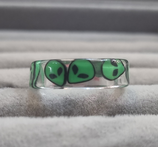 Пръстен с извънземни – акрилен дизайн