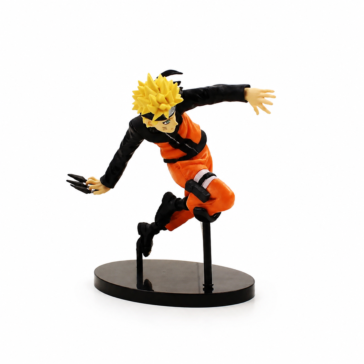Аниме фигура Naruto Uzumaki от Naruto Shippuden в скок с кунаи