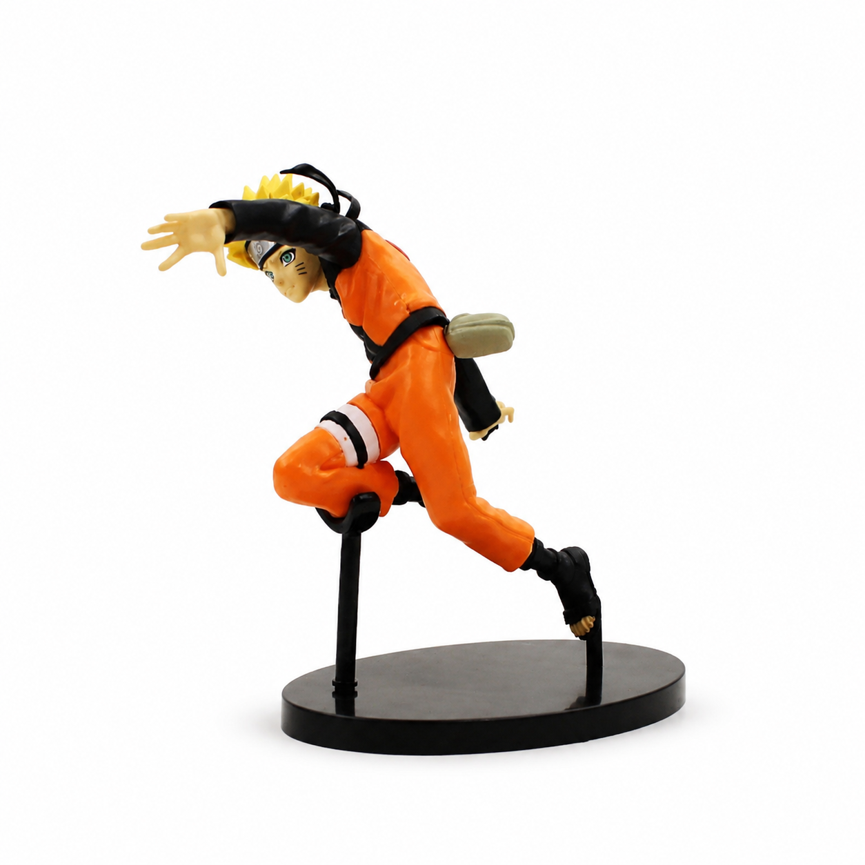 Страничен изглед на аниме фигура Naruto Uzumaki с черна поставка