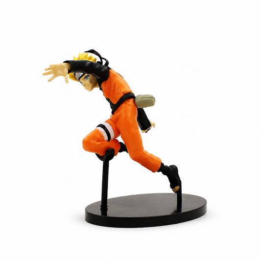 Страничен изглед на аниме фигура Naruto Uzumaki с черна поставка