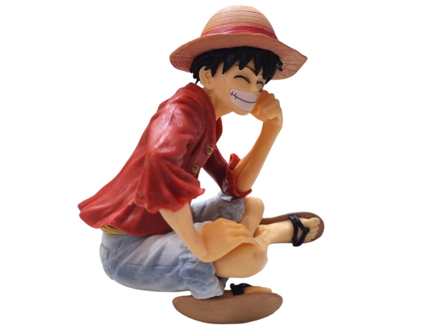 Фигурка на Luffy (One Piece) – Седяща поза, усмихнат, сламена шапка