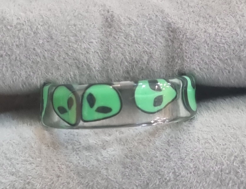 Пръстен с извънземни – акрилен дизайн