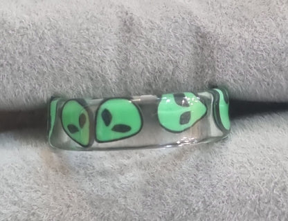 Пръстен с извънземни – акрилен дизайн