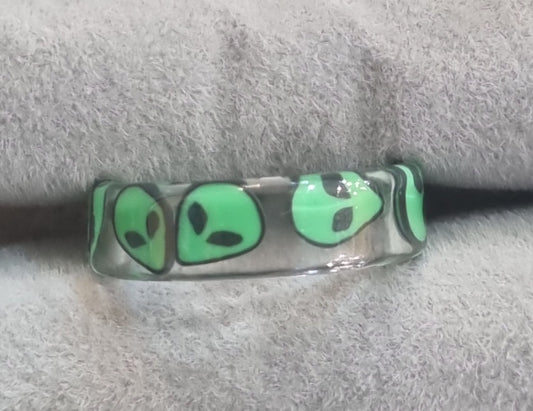 Пръстен с извънземни – акрилен дизайн